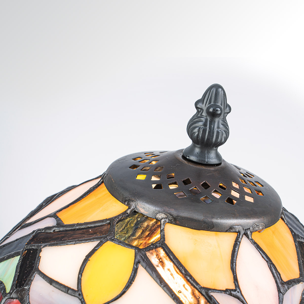 Larissa 37cm Flerfärgad från Elstead Lighting - Den kupolformade sk&auml;rmen best&aring;r av f&auml;rgat konstglas i vackra nyanser av r&ouml;tt, gult, gr&ouml;nt och bl&aring;tt som tillsammans bildar ett detaljrikt och f&auml;rgstarkt m&ouml;nster.