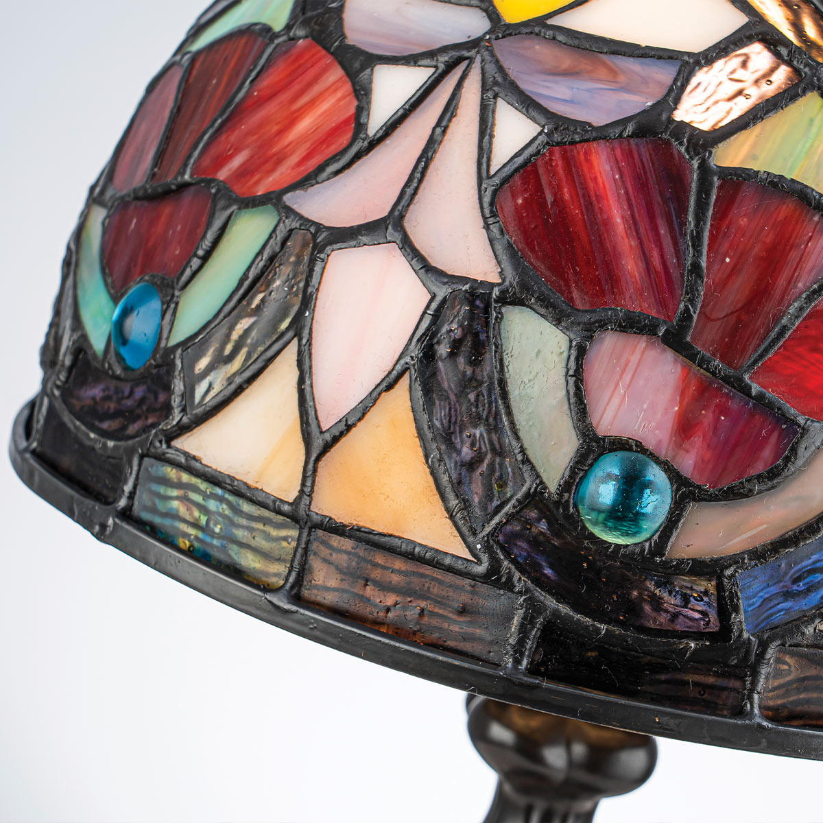 Larissa 37cm Flerfärgad från Elstead Lighting - Den kupolformade sk&auml;rmen best&aring;r av f&auml;rgat konstglas i vackra nyanser av r&ouml;tt, gult, gr&ouml;nt och bl&aring;tt som tillsammans bildar ett detaljrikt och f&auml;rgstarkt m&ouml;nster.