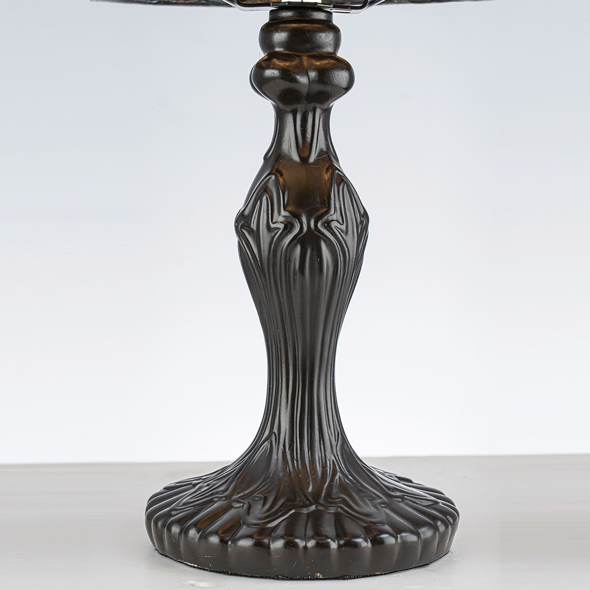 Larissa 37cm Flerfärgad från Elstead Lighting - Den kupolformade sk&auml;rmen best&aring;r av f&auml;rgat konstglas i vackra nyanser av r&ouml;tt, gult, gr&ouml;nt och bl&aring;tt som tillsammans bildar ett detaljrikt och f&auml;rgstarkt m&ouml;nster.