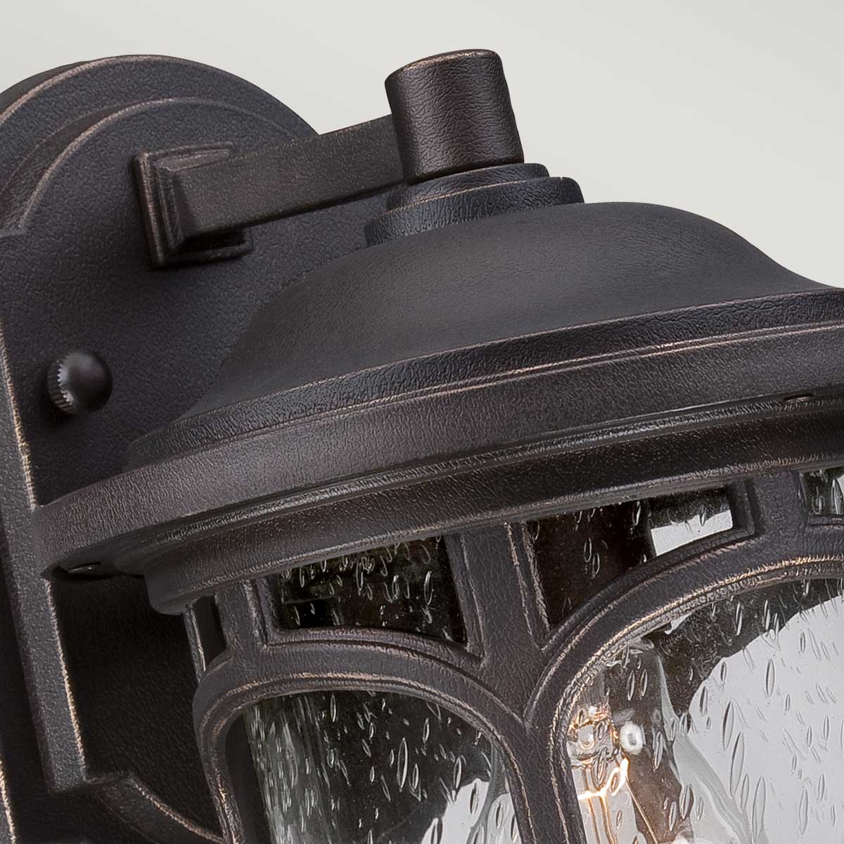 Marblehead Brons utelampa från Elstead Lighting - Tillverkad av ett v&auml;derbest&auml;ndigt material och med en 5-&aring;rs garanti, &auml;r denna lampa byggd f&ouml;r att h&aring;lla i m&aring;nga &aring;r.