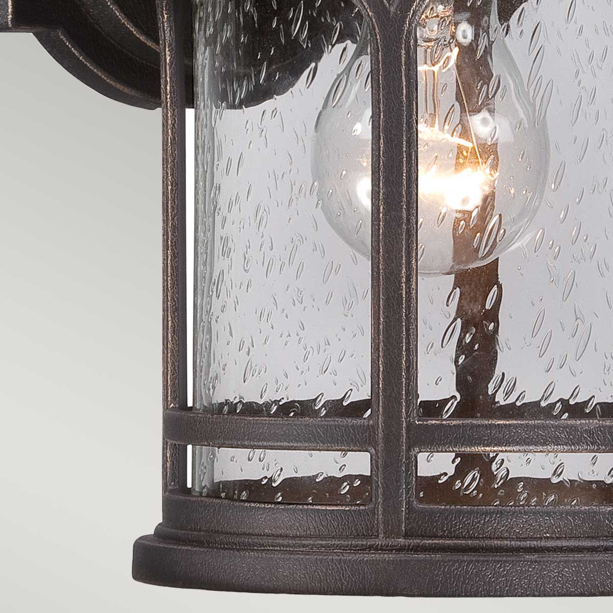 Marblehead Brons utelampa från Elstead Lighting - Tillverkad av ett v&auml;derbest&auml;ndigt material och med en 5-&aring;rs garanti, &auml;r denna lampa byggd f&ouml;r att h&aring;lla i m&aring;nga &aring;r.