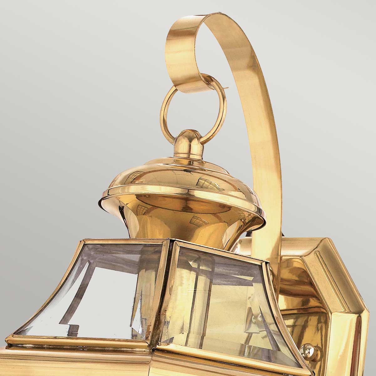 Newbury Polerad mässing utelampa från Elstead Lighting - Newbury v&auml;gglampa i lackerad polerad m&auml;ssing ger ditt hem en elegant och tidl&ouml;s fasadbelysning.