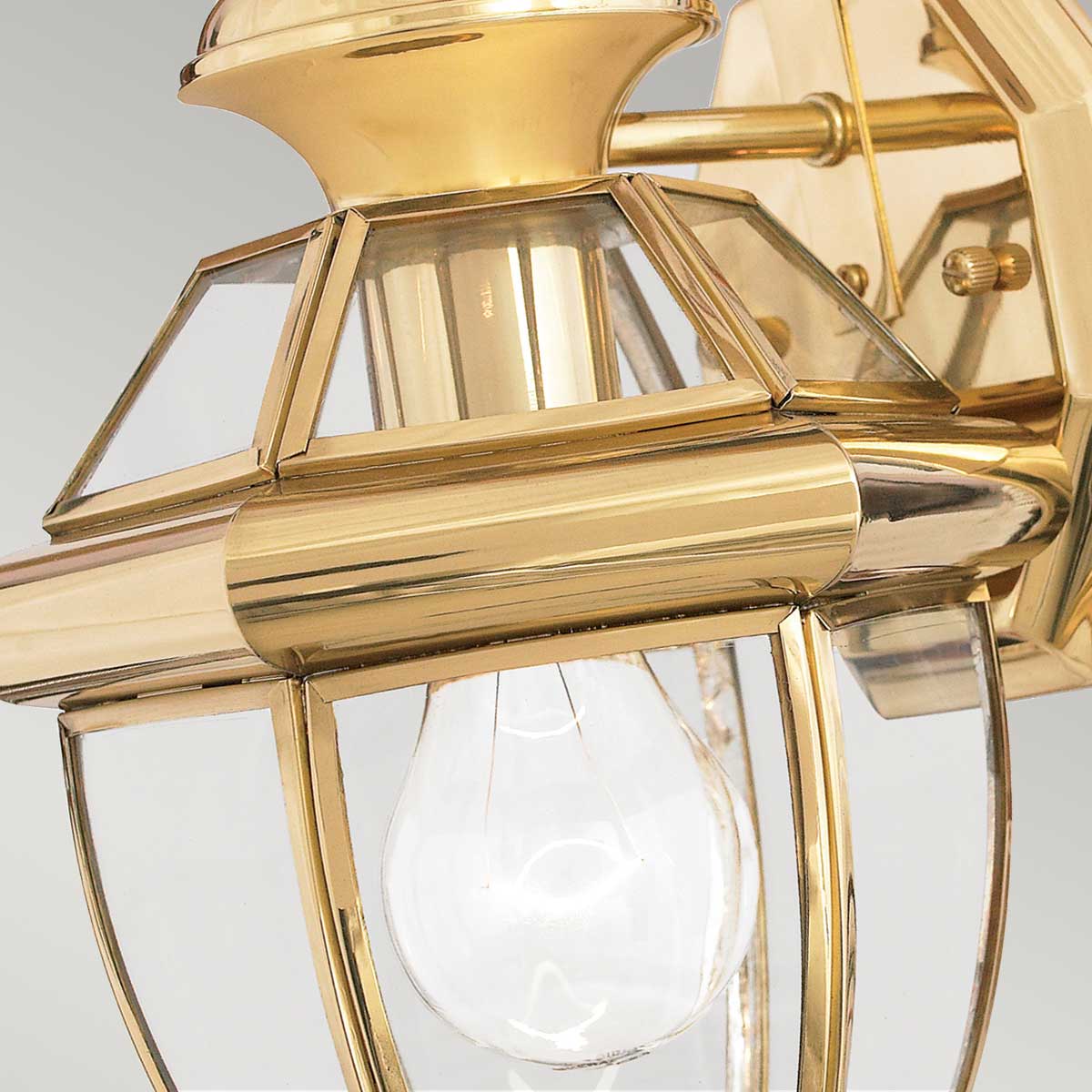 Newbury Polerad mässing utelampa från Elstead Lighting - Newbury v&auml;gglampa i lackerad polerad m&auml;ssing ger ditt hem en elegant och tidl&ouml;s fasadbelysning.