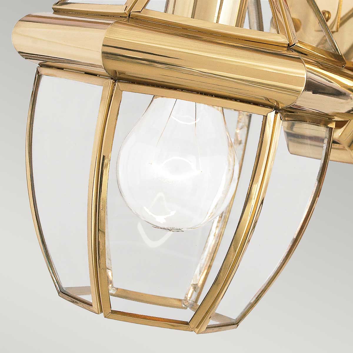 Newbury Polerad mässing utelampa från Elstead Lighting - Newbury v&auml;gglampa i lackerad polerad m&auml;ssing ger ditt hem en elegant och tidl&ouml;s fasadbelysning.