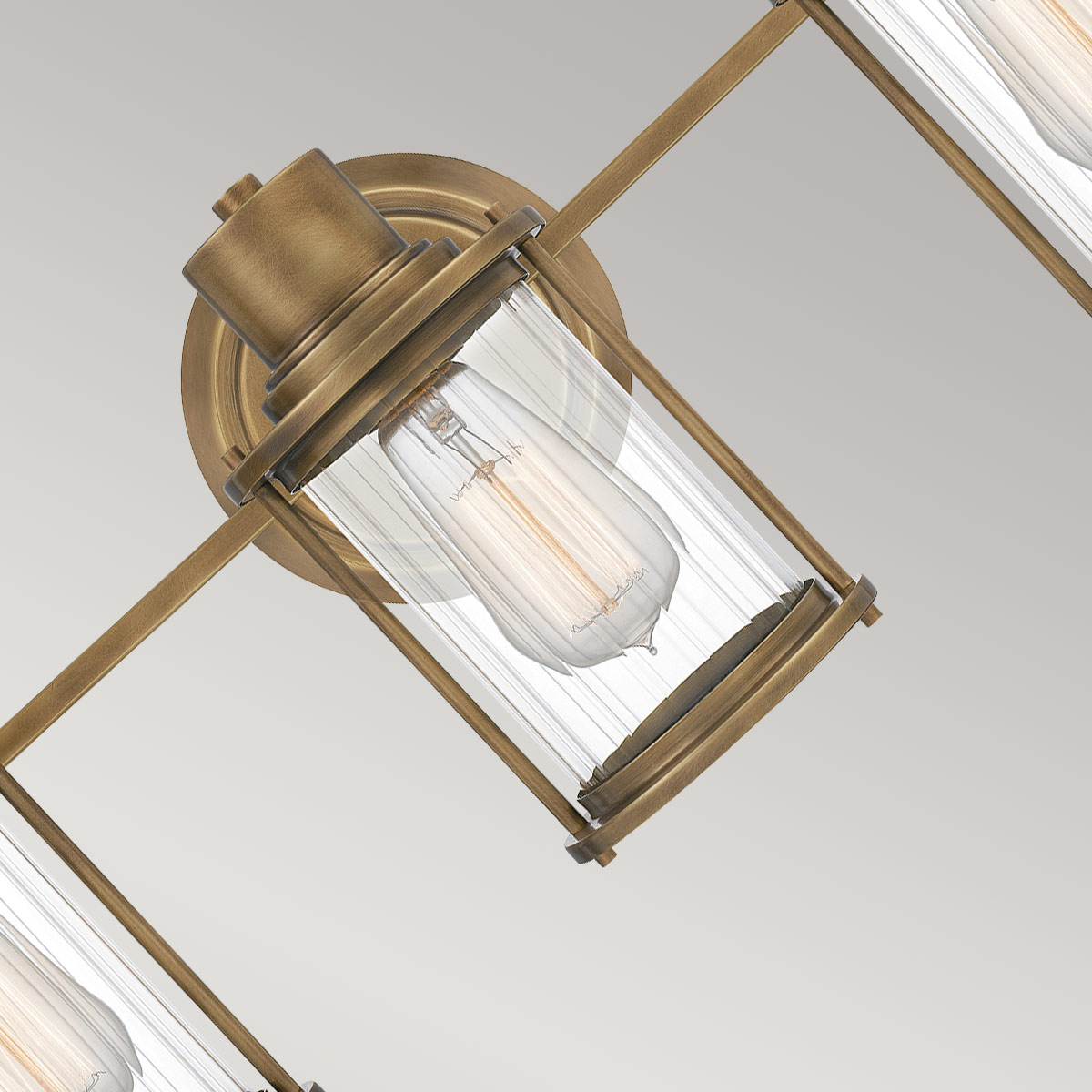 Riggs 56cm Råmässing badrumslampa från Elstead Lighting - Tillverkad i st&aring;l och med en robust konstruktion, ger Riggs ett stilfullt och funktionellt ljus i hemmet.
