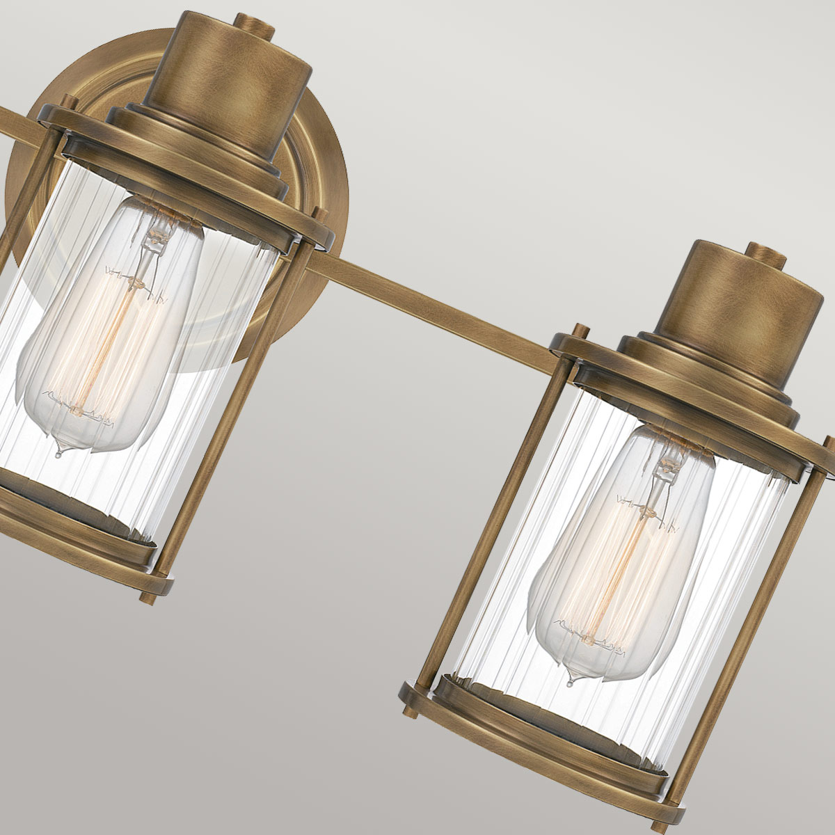 Riggs 56cm Råmässing badrumslampa från Elstead Lighting - Tillverkad i st&aring;l och med en robust konstruktion, ger Riggs ett stilfullt och funktionellt ljus i hemmet.