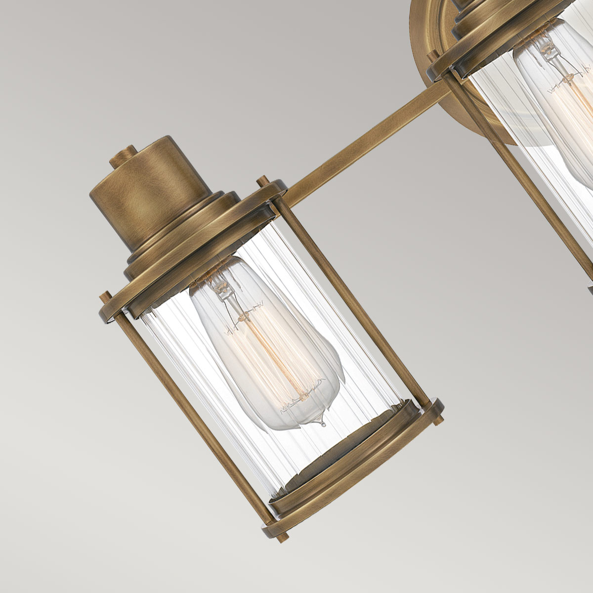 Riggs 56cm Råmässing badrumslampa från Elstead Lighting - Tillverkad i st&aring;l och med en robust konstruktion, ger Riggs ett stilfullt och funktionellt ljus i hemmet.