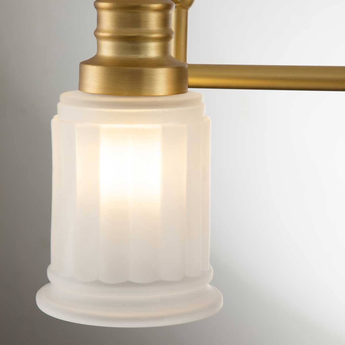 Swell 60cm Borstad mässing badrumslampa från Elstead Lighting - Swell v&auml;gglampa i borstad m&auml;ssing &auml;r en stilren amerikansk klassiker, tillverkad i st&aring;l med frostat glas.