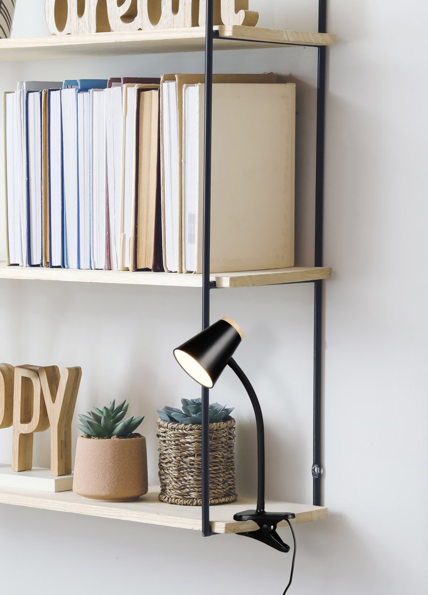 Pongo Svart klämlampa från Trio Lighting - Pongo &auml;r en modern kl&auml;mlampa med dekorativa tr&auml;detaljer.