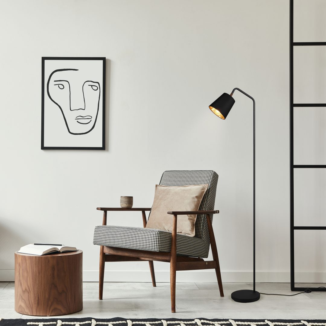 Buddy Svart golvlampa från Trio Lighting - Den riktbara tygsk&auml;rmen med en gyllene insida g&ouml;r att du flexibelt kan anpassa ljuset efter dina behov.