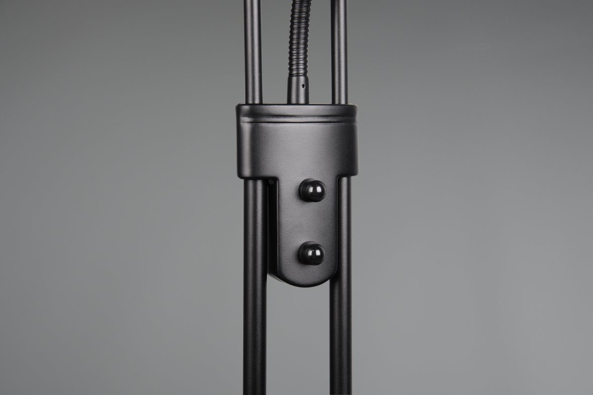Spock Svart golvlampa från Trio Lighting - Golvlampan Spock imponerar med en enkel design som utstr&aring;lar tidl&ouml;s modernitet och erbjuder m&aring;nga anv&auml;ndnings- och kombinationsm&ouml;jligheter.