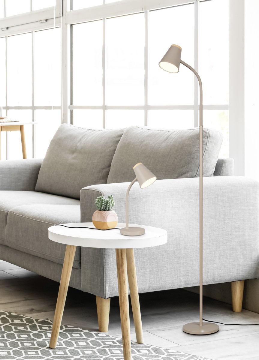 Pongo Beige golvlampa från Trio Lighting - Den n&auml;tta formen och det vinkelbara lamphuvudet g&ouml;r Pongo m&aring;ngsidig och sm&auml;lter enkelt in i alla hem och stilar.