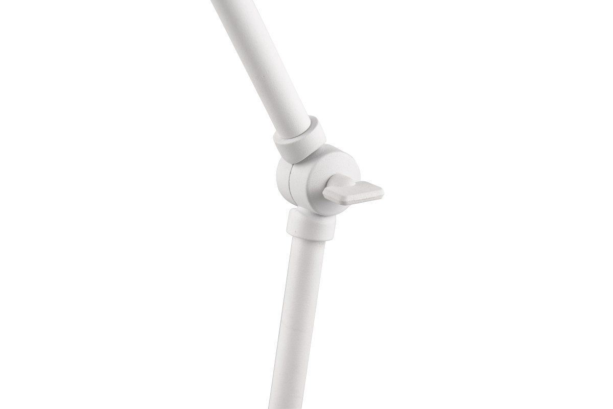 Enzo 50cm Vit skrivbordslampa från Trio Lighting - Den minimalistiska och diskreta designen hos ENZO &auml;r &ouml;vertygande och s&auml;tter p&aring; ett skickligt s&auml;tt scenen f&ouml;r din inredning.