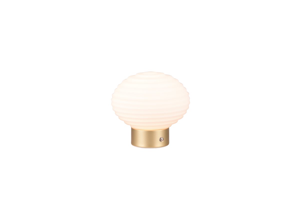 Earl 14cm Vit portabel från Trio Lighting - Tack vare det integrerade uppladdningsbara batteriet kan den placeras flexibelt &ouml;verallt d&auml;r man vill skapa en avslappnad atmosf&auml;r och med sin l&aring;ga h&ouml;jd p&aring; bara 14cm kan de enkelt placeras p&aring; alla hyllor.