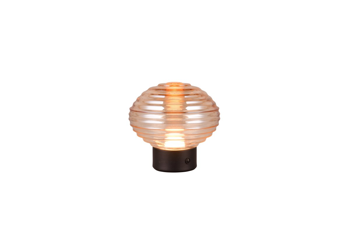 Earl 14cm Amber portabel från Trio Lighting - Tack vare det integrerade uppladdningsbara batteriet kan den placeras flexibelt &ouml;verallt d&auml;r man vill skapa en avslappnad atmosf&auml;r och med sin l&aring;ga h&ouml;jd p&aring; bara 14cm kan de enkelt placeras p&aring; alla hyllor.