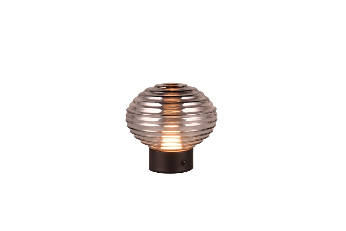 Earl 14cm Rökfärgad portabel från Trio Lighting - Tack vare det integrerade uppladdningsbara batteriet kan den placeras flexibelt &ouml;verallt d&auml;r man vill skapa en avslappnad atmosf&auml;r och med sin l&aring;ga h&ouml;jd p&aring; bara 14cm kan de enkelt placeras p&aring; alla hyllor.
