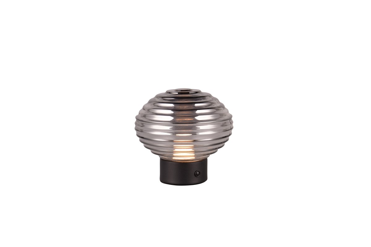 Earl 14cm Rökfärgad portabel från Trio Lighting - Tack vare det integrerade uppladdningsbara batteriet kan den placeras flexibelt &ouml;verallt d&auml;r man vill skapa en avslappnad atmosf&auml;r och med sin l&aring;ga h&ouml;jd p&aring; bara 14cm kan de enkelt placeras p&aring; alla hyllor.
