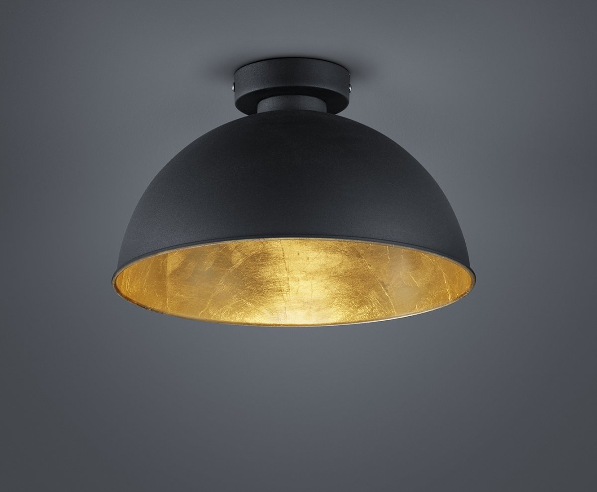 Jimmy Ø30 Svart plafond från Trio Lighting - &nbsp;Lampsk&auml;rmen &auml;r tillverkad av metall och &auml;r m&aring;lad svart p&aring; utsidan och guld p&aring; insidan vilket skapar en varm och harmonisk ljusspridning.