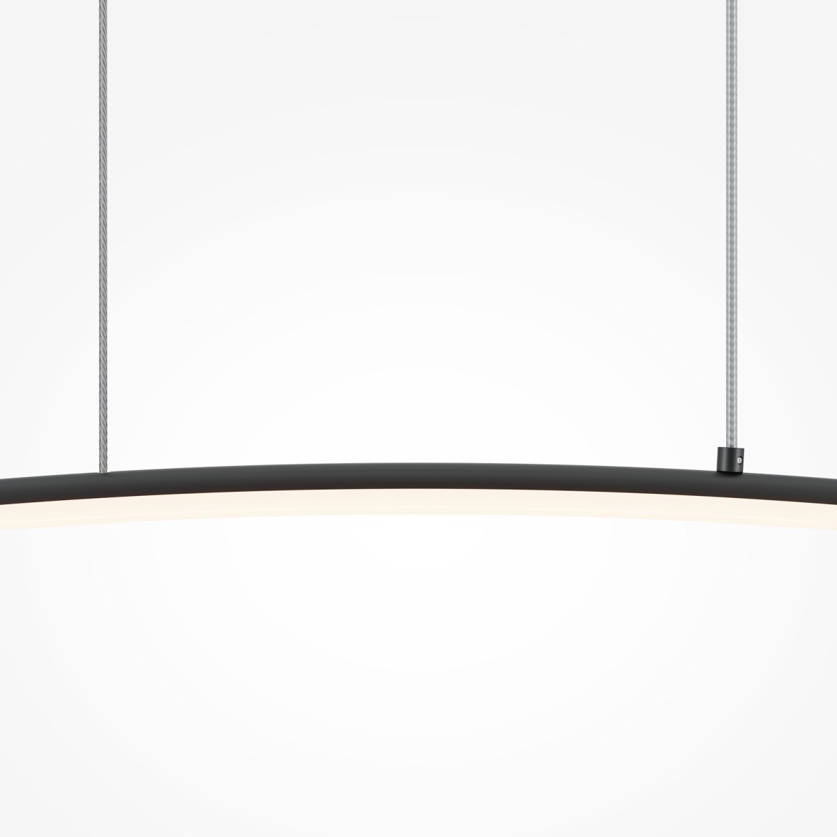Light Reflection 98cm Svart taklampa från Maytoni - Den har en justerbar f&auml;rgtemperatur fr&aring;n 3000K varmvitt ljus till 4000K vitt ljus, vilket g&ouml;r den perfekt f&ouml;r att anpassa ljuset efter st&auml;mningen.