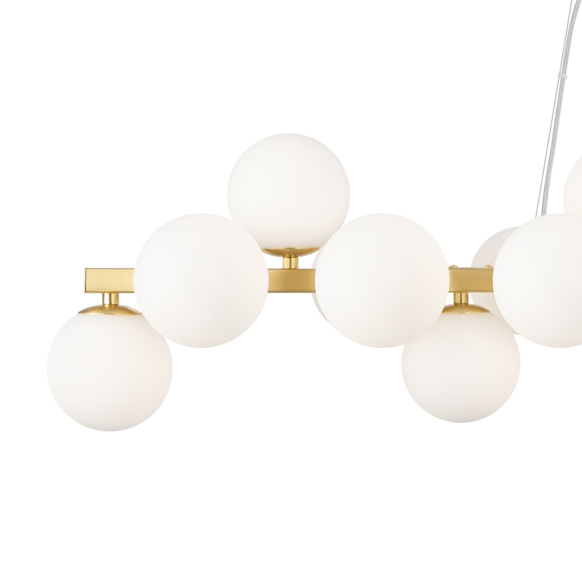 Dallas 123cm Guld taklampa från Maytoni - Dess unika design med runda glaskupor i olika riktningar skapar ett dramatiskt och elegant ljusspel som fyller rummet med v&auml;rme och karakt&auml;r.