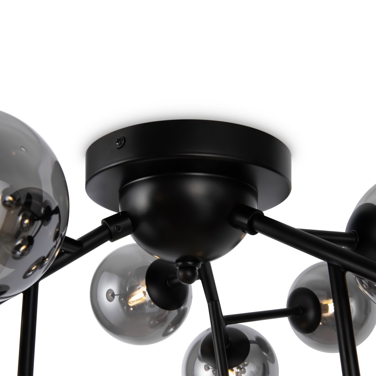 Dallas Ø60 Svart plafond från Maytoni - Dess unika design med runda glaskupor i olika riktningar skapar ett dramatiskt och elegant ljusspel som fyller rummet med v&auml;rme och karakt&auml;r.
