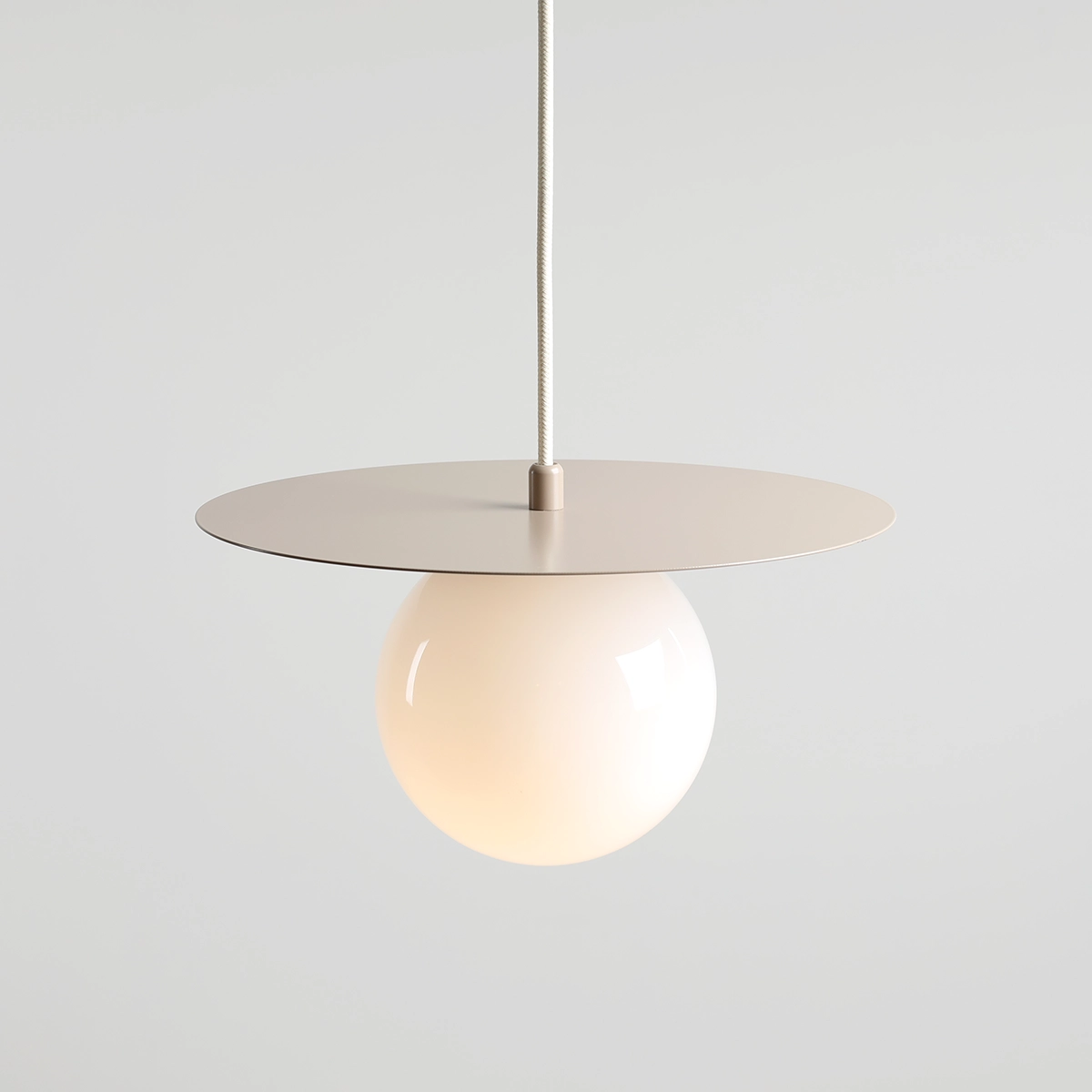 Loop Ø28 Beige taklampa från Artera - Den runda kupan i opalglas har en diameter p&aring; 14cm och skapar en fin ljusspridning i rummet.