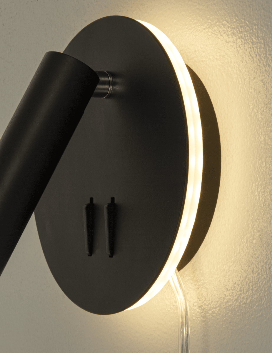 Ace Svart läslampa från Aneta Lighting - Lamporna sl&aring;s p&aring; och av med en str&ouml;mbrytare p&aring; lampan, var och en med sin egen str&ouml;mbrytare.