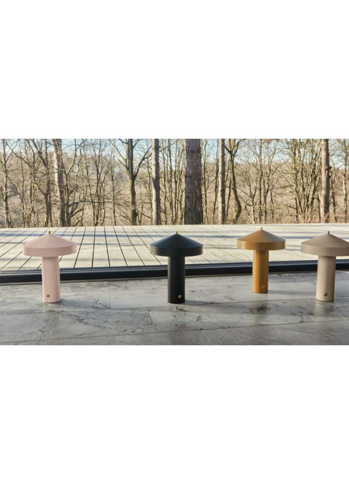 Hatto 40cm Rosa bordslampa från OYOY - Lampan &auml;r en del av den popul&auml;ra Hatto-serien och finns i flera moderna f&auml;rger.