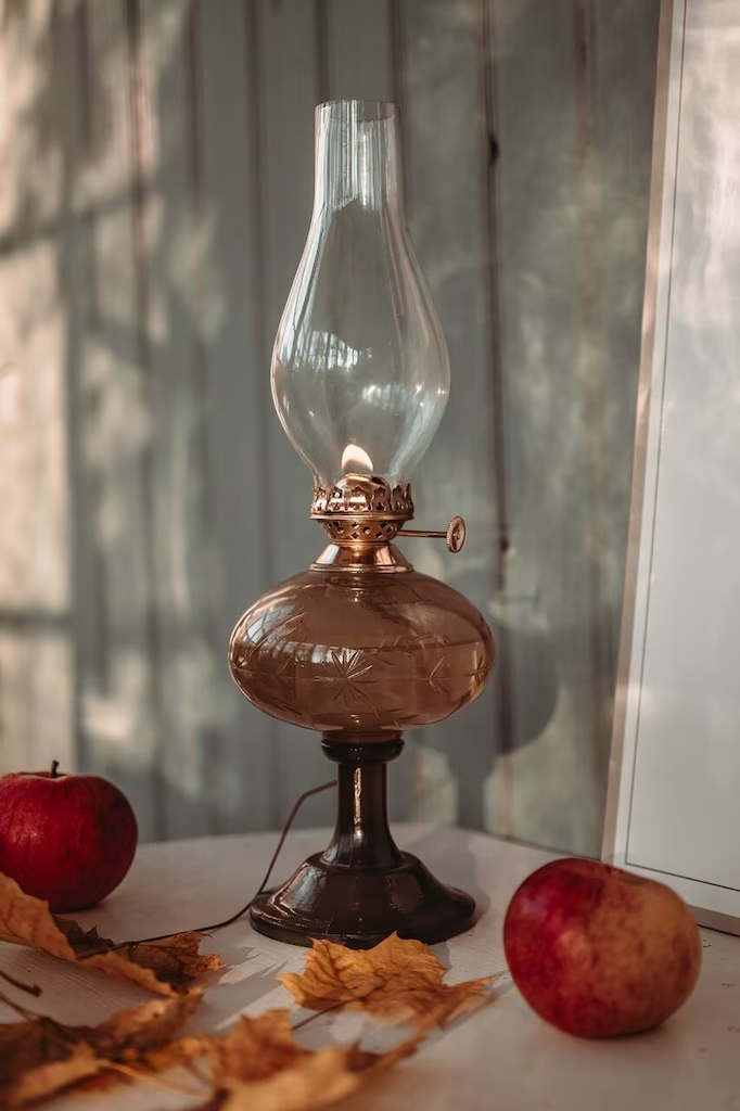 Esmeralda Brun från Strömshaga - Den klassiska formen med en elegant fot g&ouml;r Esmeralda till en st&auml;mningsfull inredningsdetalj som passar lika fint i traditionella som moderna hem.