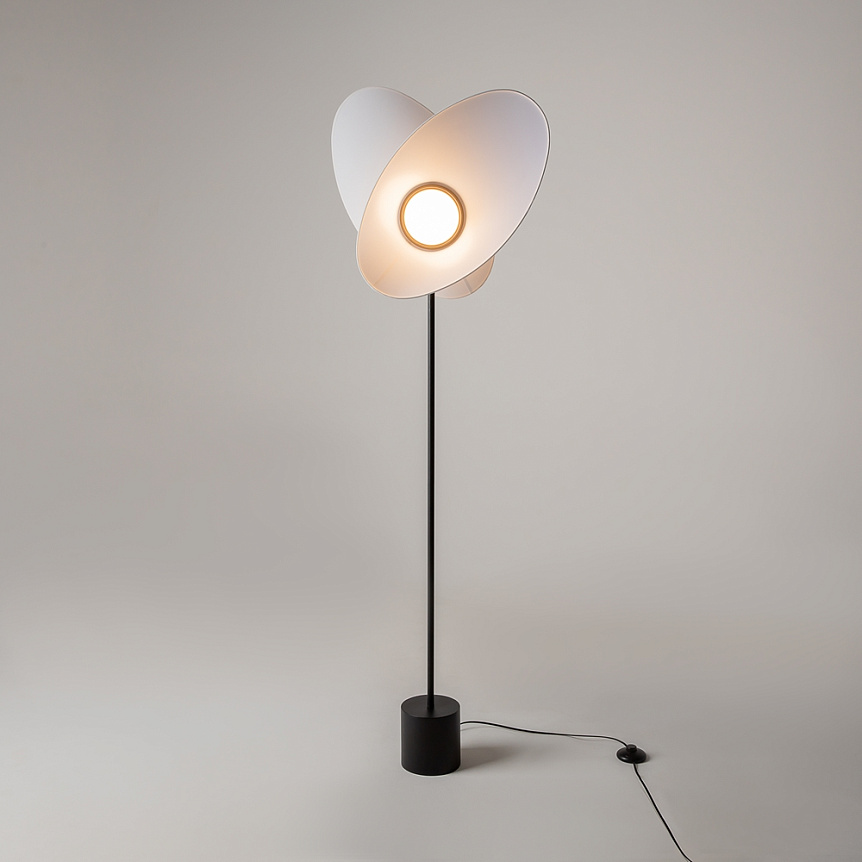 Evolution Vit golvlampa från Maytoni - Evolution &auml;r en modern LED-golvlampa med roterbara sk&auml;rmar som l&aring;ter dig styra b&aring;de form och ljusriktning.