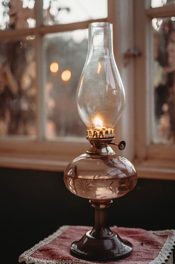 Esmeralda Brun från Strömshaga - Den klassiska formen med en elegant fot g&ouml;r Esmeralda till en st&auml;mningsfull inredningsdetalj som passar lika fint i traditionella som moderna hem.