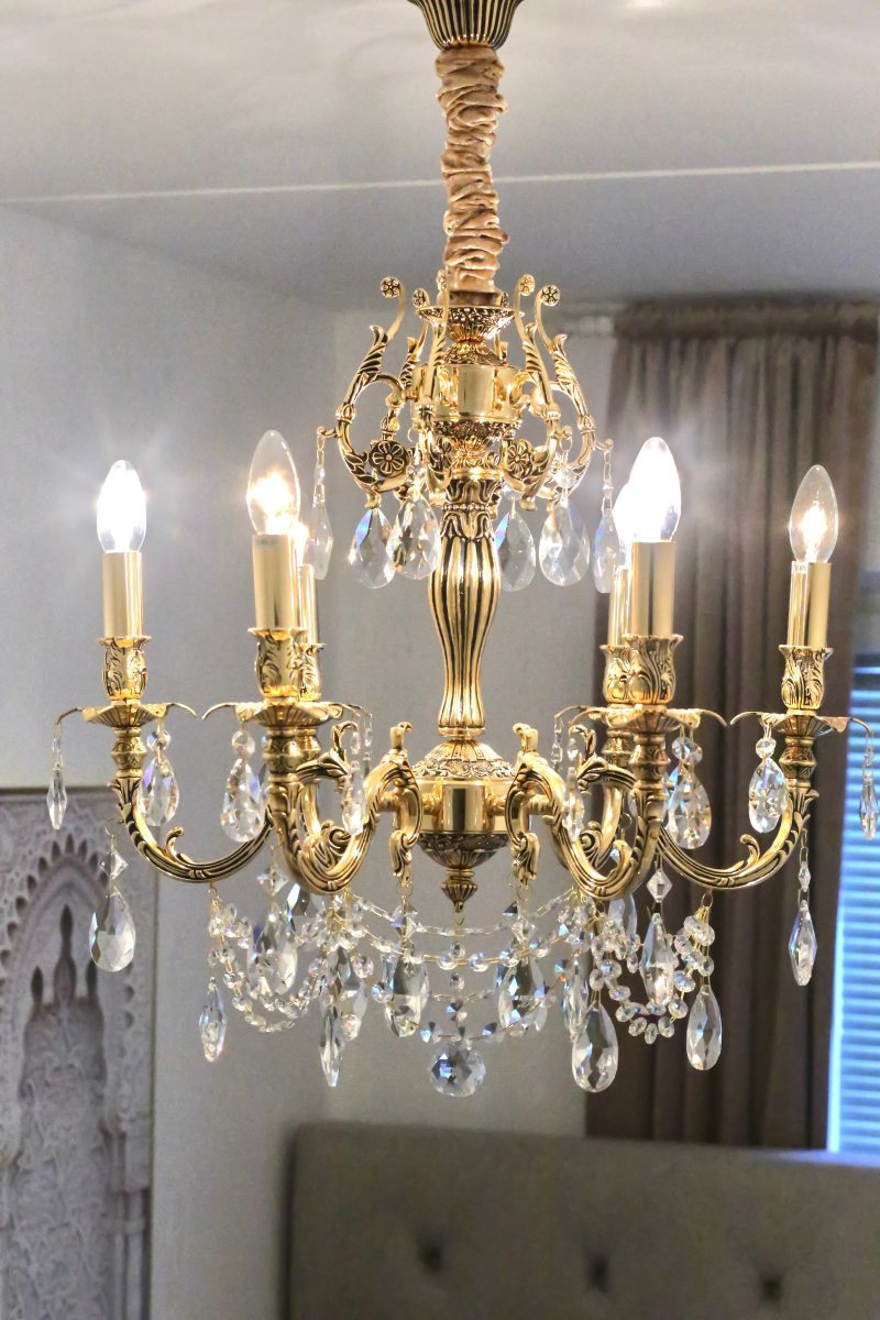 Versailles Ø55 Antikmässing taklampa från Aneta Lighting - De dekorativa detaljerna i kombination med de klara K9 kristallerna skapar en h&auml;rlig ljusspridning i rummet.