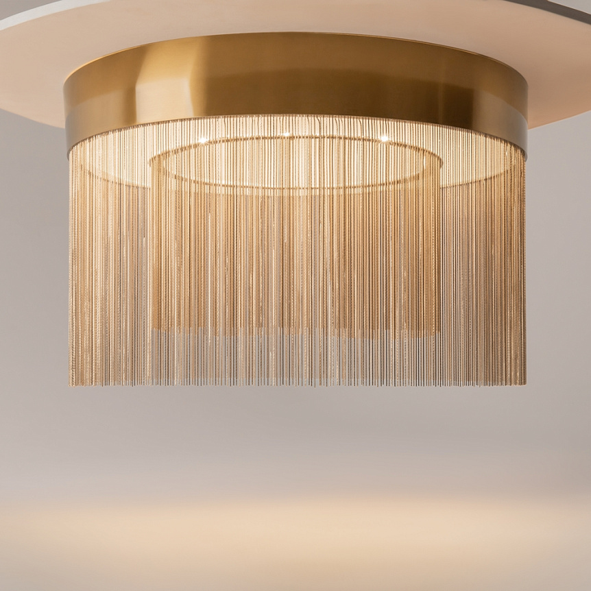 Imaginary Ø55 Guld plafond från Maytoni - Imaginary &auml;r en elegant plafond i metall med lyxig guldfinish och dekorativa kedjedetaljer som skapar ett mjukt och exklusivt intryck.