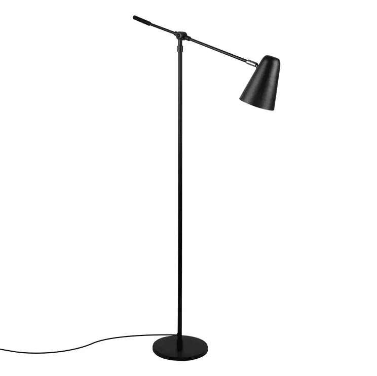 Ramo Svart golvlampa från H. Skjalm P - Anv&auml;nd den bredvid soffan, i l&auml;sh&ouml;rnan, som nattlampa vid s&auml;ngen, i hallen eller p&aring; kontoret.