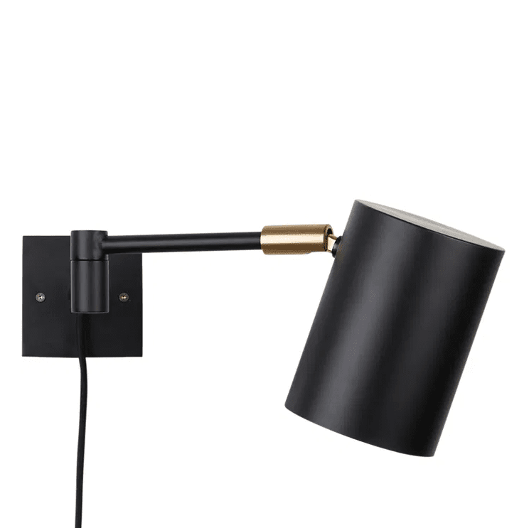 Hali Svart från H. Skjalm P - Hali v&auml;gglampa i st&aring;l, pulverlackerad i svart f&auml;rg med m&auml;ssingsdetaljer.