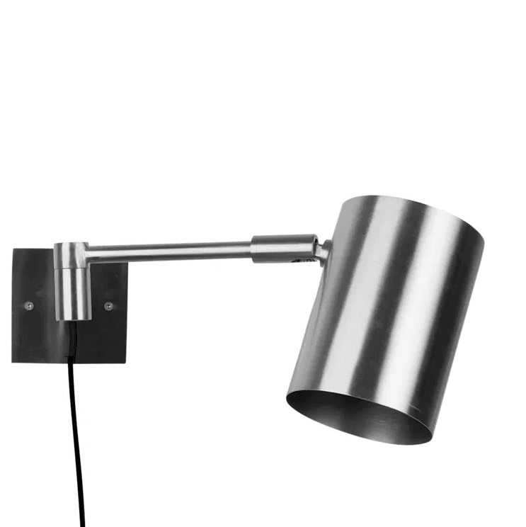 Hali Matt stål läslampa från H. Skjalm P - Hali v&auml;gglampa i matt st&aring;l &auml;r en enkel och elegant lampa som passar perfekt f&ouml;r kontor, hall eller som l&auml;slampa i sovrummet eller vid soffan.