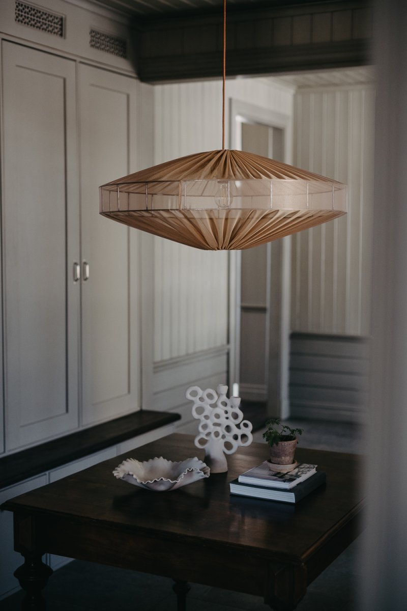 Alba skärm exkl. upphäng Ø78 Ljus orange taklampa från Alde & Lind - Med det semitransparenta tyget i en korall/ljus orange f&auml;rg f&aring;r lampsk&auml;rmen Alba ett sofistikerat och elegant uttryck.