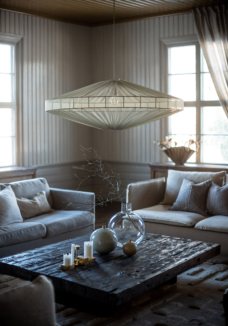 Alba skärm exkl. upphäng Ø115 Grön taklampa från Alde & Lind - Med det semitransparenta tyget i salviagr&ouml;n f&auml;rg f&aring;r lampsk&auml;rmen Alba ett sofistikerat och elegant uttryck.