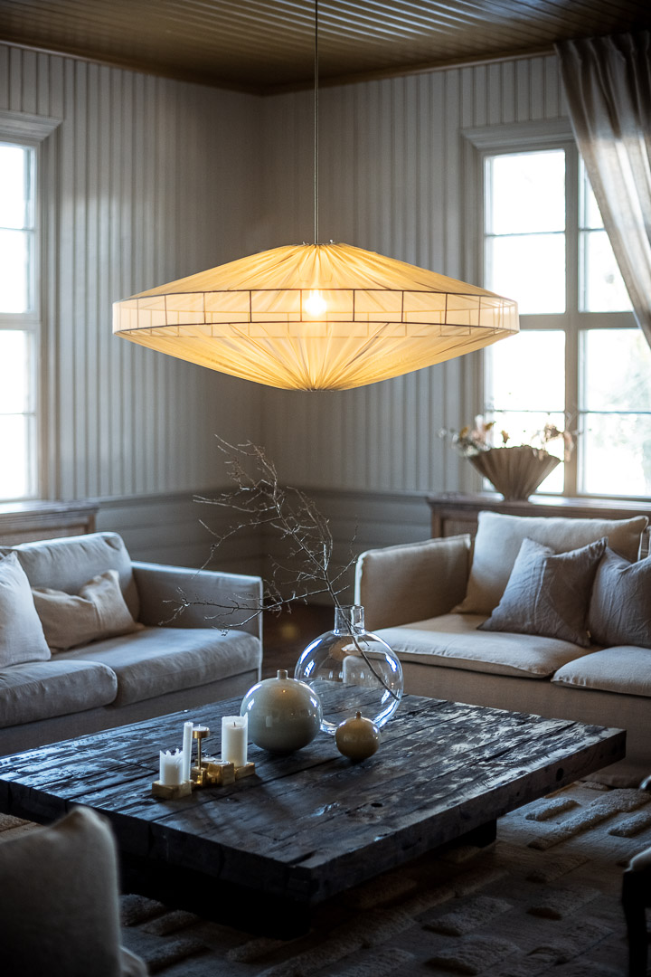 Alba skärm exkl. upphäng Ø115 Grön taklampa från Alde & Lind - Med det semitransparenta tyget i salviagr&ouml;n f&auml;rg f&aring;r lampsk&auml;rmen Alba ett sofistikerat och elegant uttryck.