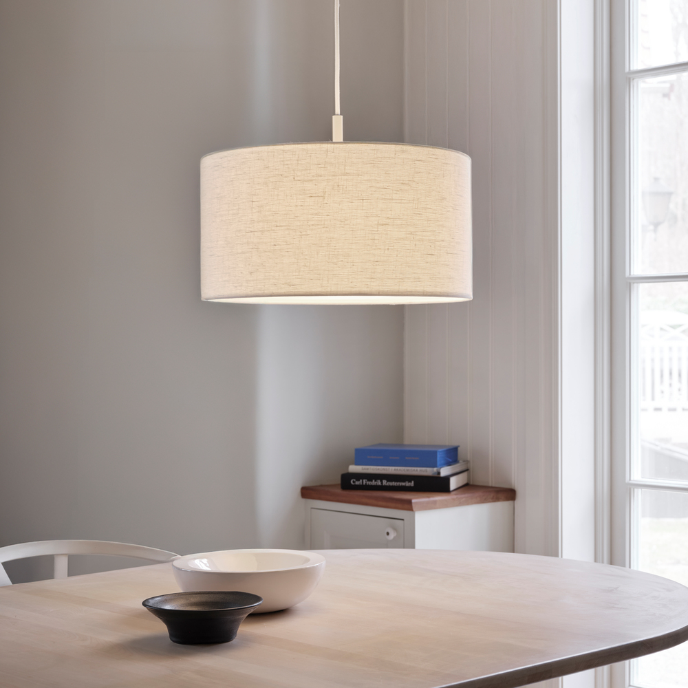 Soft Ø44 Vit/sand taklampa från Belid - Soft pendel &auml;r en stilren lampa med en mjukt rundad form som skapar ett varmt och behagligt ljus.