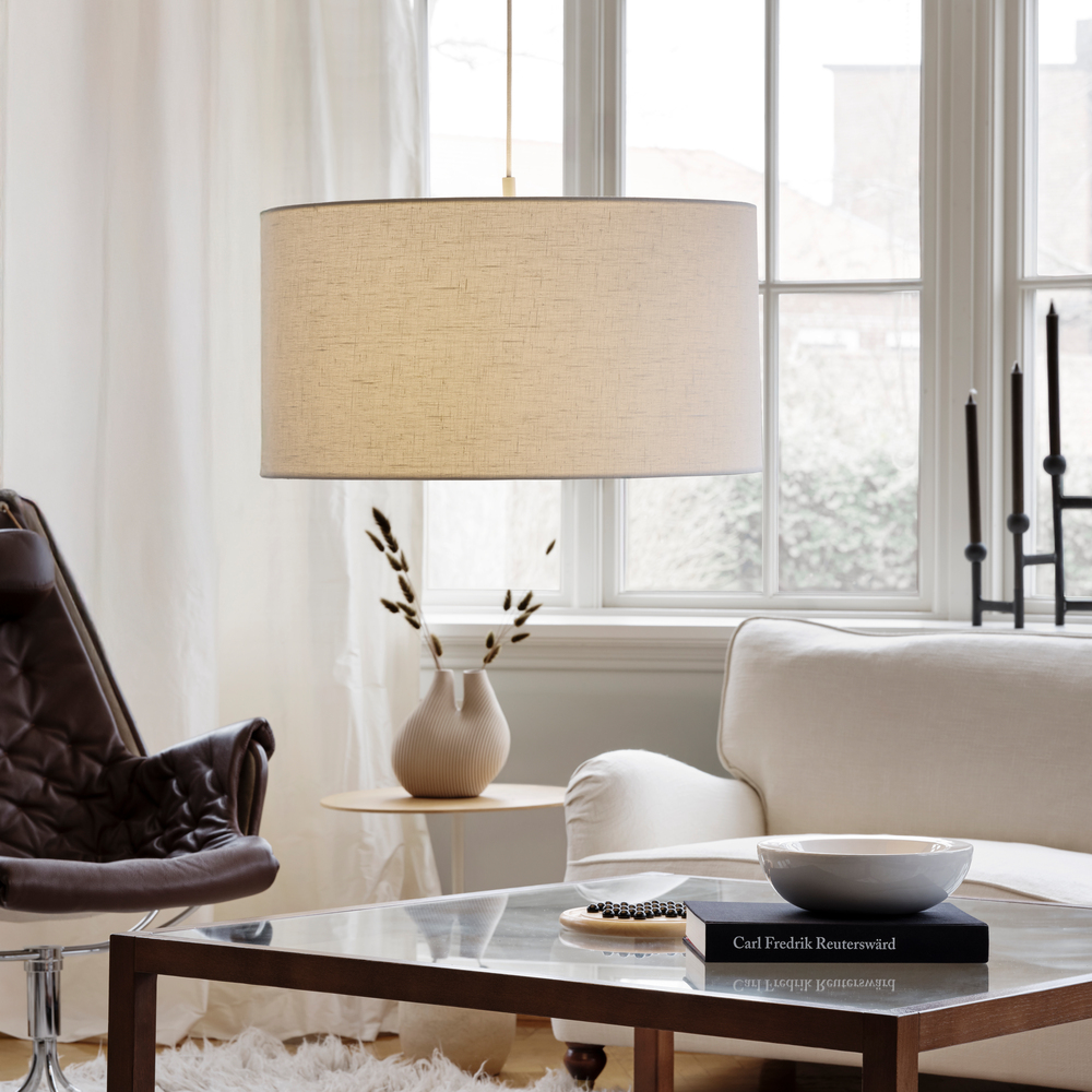 Soft Ø60 Vit/sand taklampa från Belid - Soft pendel &auml;r en stilren lampa med en mjukt rundad form som skapar ett varmt och behagligt ljus.