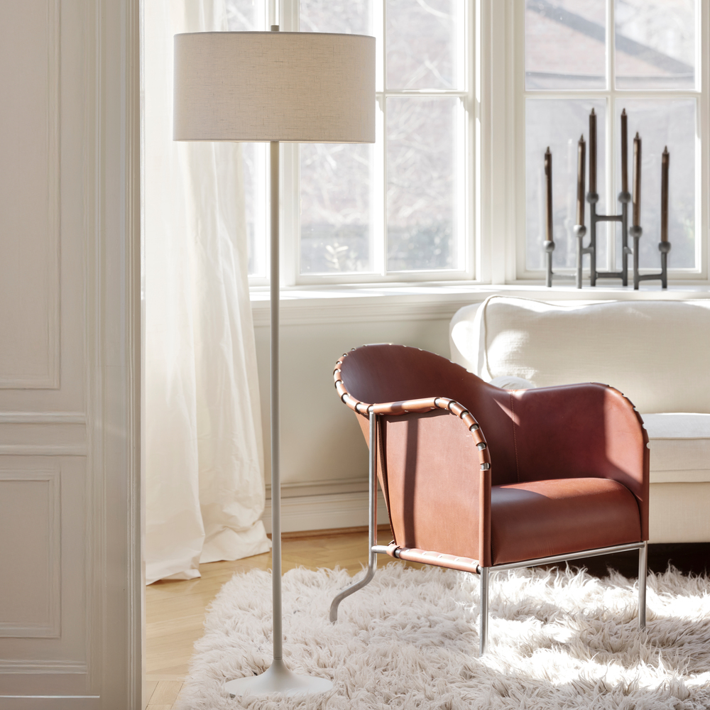 Soft Vit/sand golvlampa från Belid - Soft golvlampa &auml;r en stilren och harmonisk lampa med en sk&auml;rm i vitt, europeiskt odlat lin och en n&auml;tt st&aring;ng i sandf&auml;rgad metall.