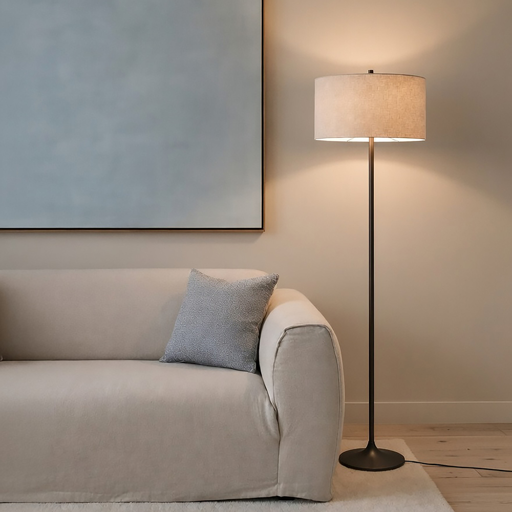 Soft Natur/brons golvlampa från Belid - Soft golvlampa &auml;r en stilren och harmonisk lampa med en sk&auml;rm i naturligt, europeiskt odlat lin och en n&auml;tt st&aring;ng av metall i en metallisk bronsf&auml;rg.
