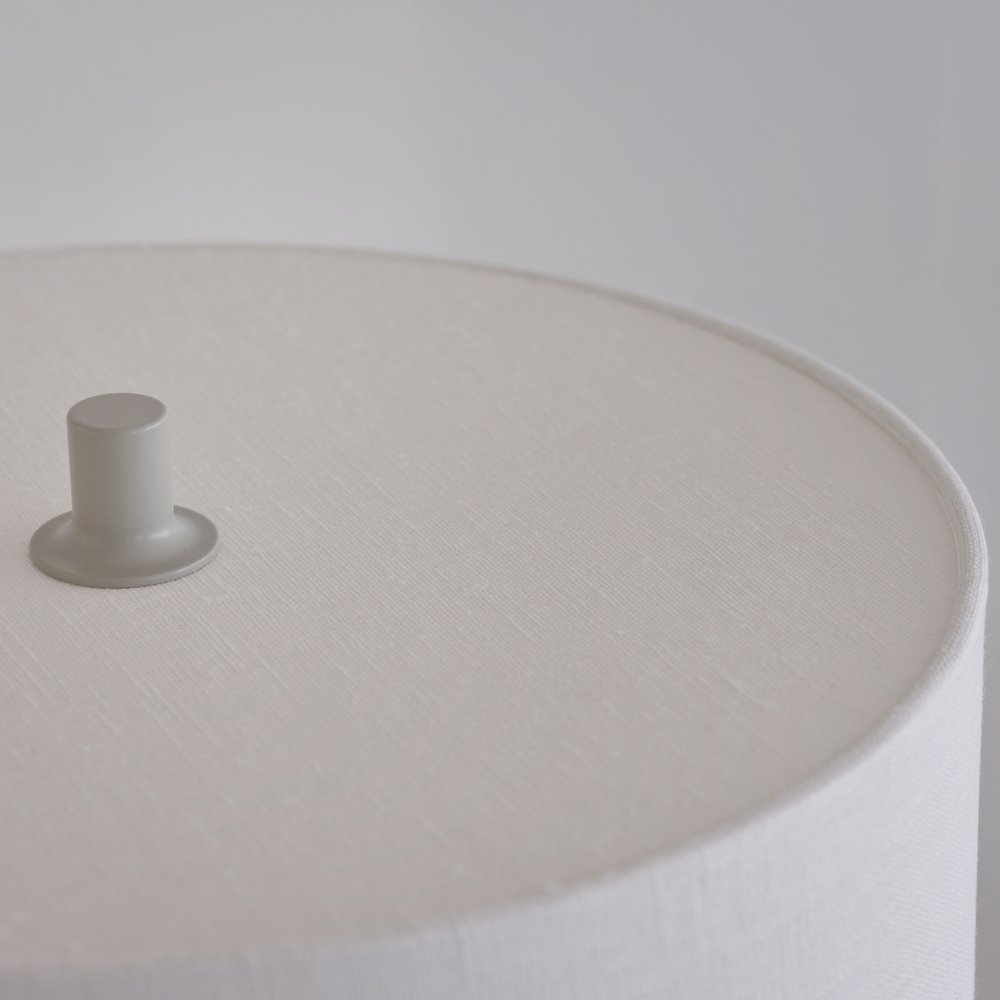 Soft 64cm Vit/sand bordslampa från Belid - Soft bordslampa &auml;r en stilren och harmonisk lampa med en sk&auml;rm i vitt, europeiskt odlat lin och en fot i sandf&auml;rgad metall.