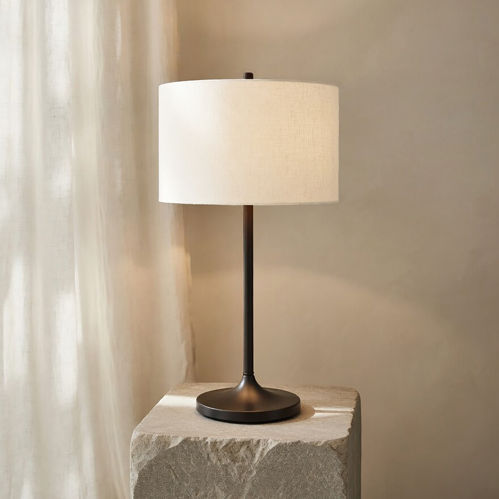 Soft 64cm Vit/brons bordslampa från Belid - Soft bordslampa &auml;r en stilren och harmonisk lampa med en sk&auml;rm i vitt, europeiskt odlat lin och en fot i metallisk bronsfinish.