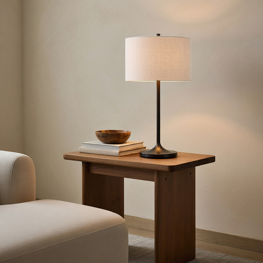 Soft 64cm Vit/brons bordslampa från Belid - Soft bordslampa &auml;r en stilren och harmonisk lampa med en sk&auml;rm i vitt, europeiskt odlat lin och en fot i metallisk bronsfinish.