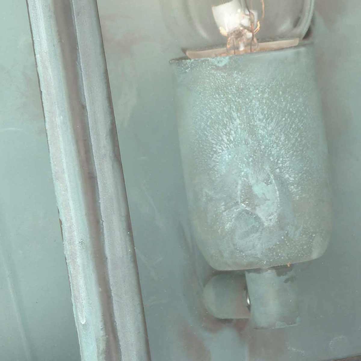 St Martins 30cm Oxiderad koppar från Elstead Lighting - Tillverkad av massiv m&auml;ssing och klart glas, erbjuder den en robust och h&aring;llbar konstruktion som utvecklar en vacker patina &ouml;ver tid.