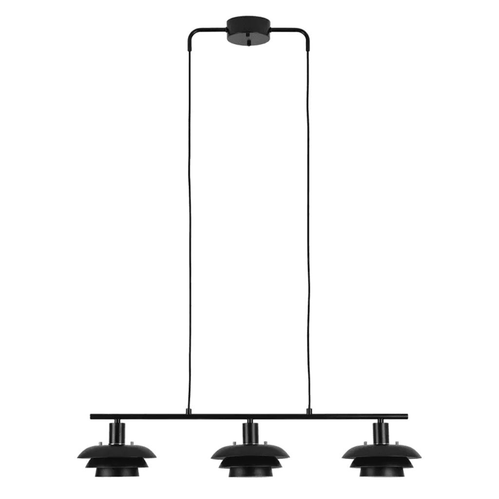 Stealth 86cm Svart taklampa från Nordic Lighting - Stealth &auml;r en stilren taklampa i svart metall med tre ned&aring;triktade sk&auml;rmar som ger ett behagligt, riktat ljus &ouml;ver exempelvis matbord eller k&ouml;ks&ouml;.