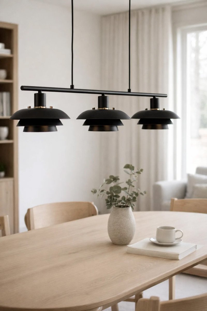 Stealth 86cm Svart taklampa från Nordic Lighting - Stealth &auml;r en stilren taklampa i svart metall med tre ned&aring;triktade sk&auml;rmar som ger ett behagligt, riktat ljus &ouml;ver exempelvis matbord eller k&ouml;ks&ouml;.