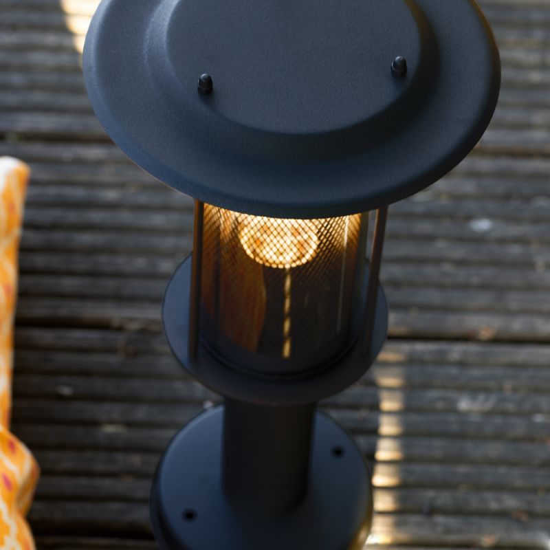 Detroit 40cm Svart pollare från Brilliant - Tillverkad i robusta material st&aring;r den emot v&auml;der och vind och &auml;r enkel att installera.